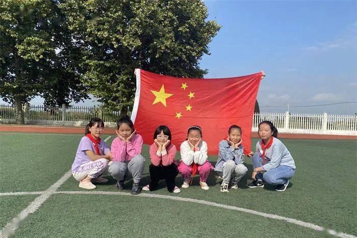 铁笼中的小鹿逃脱